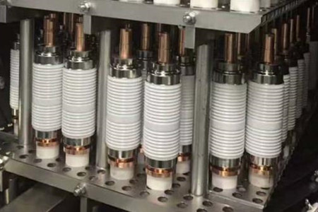 真空開關(guān)管產(chǎn)生操作過(guò)電壓的原因是什么？